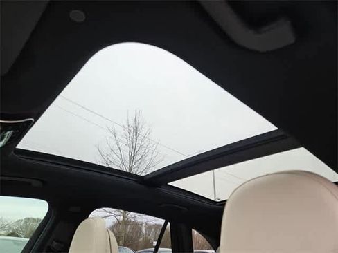 Used 2025 Mercedes-Benz GLC 300 4MATIC image 17