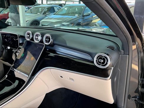 Used 2025 Mercedes-Benz GLC 300 4MATIC image 19