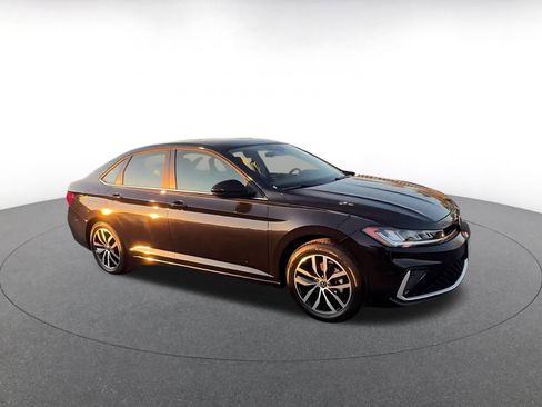 Used 2025 Volkswagen Jetta SE image 2