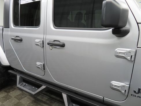 Used 2021 Jeep Gladiator Sport image 30