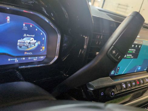 Used 2025 Chevrolet Silverado 2500 LT w/ Convenience Package image 16