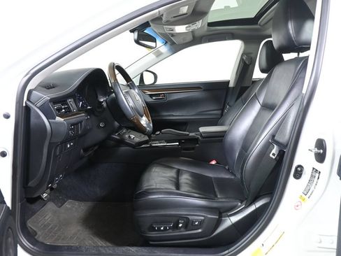 Used 2014 Lexus ES 350 w/ Luxury Package FWD image 3