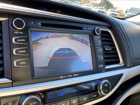 Used 2019 Toyota Highlander XLE image 29