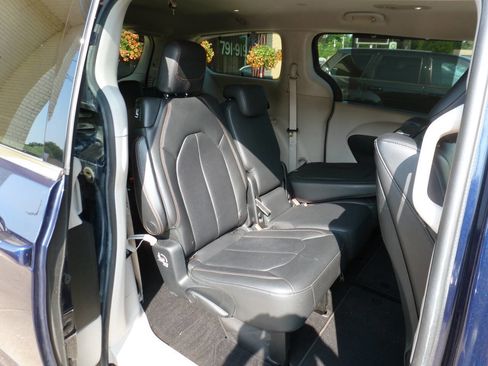 Used 2017 Chrysler Pacifica Touring-L Plus FWD image 12