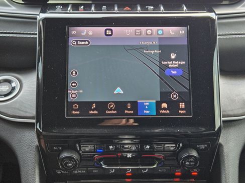 Used 2022 Jeep Grand Cherokee Overland w/ Luxury Tech Group IV AWD/4WD image 19