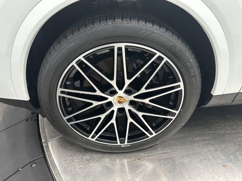 Used 2024 Porsche Cayenne Coupe image 34