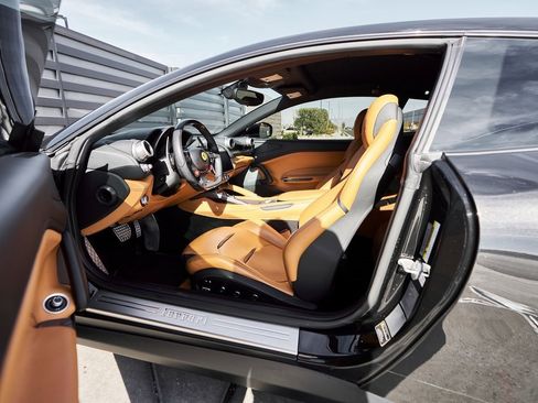 Used 2018 Ferrari GTC4Lusso image 32