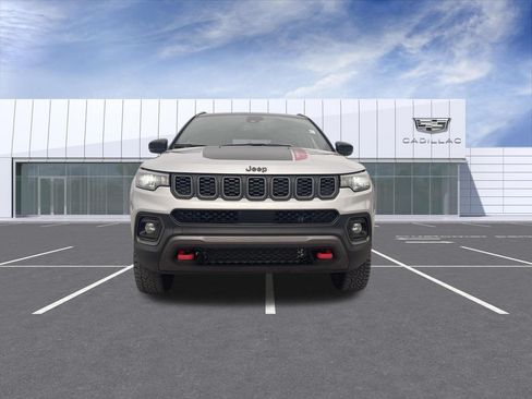 Used 2025 Jeep Compass Trailhawk AWD/4WD image 3