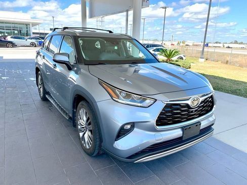 Used 2022 Toyota Highlander Platinum image 3