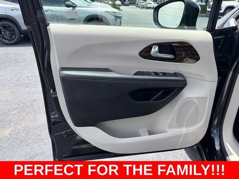 Used 2023 Chrysler Pacifica Limited FWD image 12