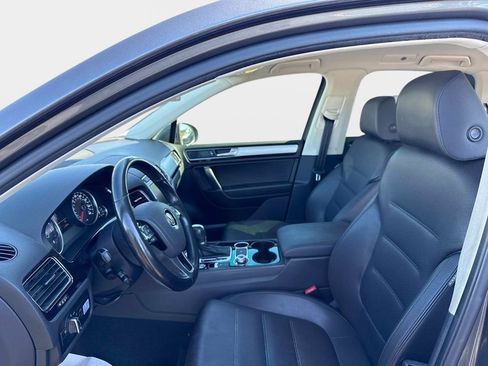 Used 2016 Volkswagen Touareg Sport image 23