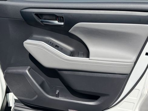 Used 2023 Toyota Highlander XLE image 32