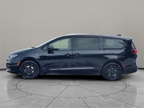 Certified 2023 Chrysler Pacifica Touring-L w/ S Appearance Package image 9