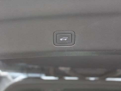 Used 2021 GMC Yukon Denali w/ Denali Premium Package image 9