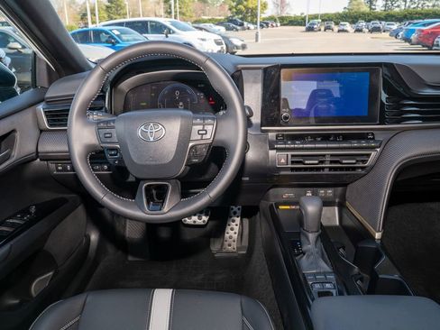 Used 2025 Toyota Camry SE image 6