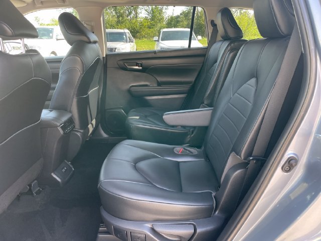 Used 2021 Toyota Highlander XLE AWD/4WD image 29