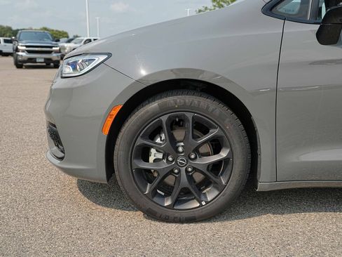 Used 2025 Chrysler Pacifica Limited FWD image 11