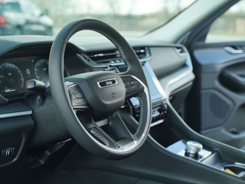 Used 2024 Jeep Grand Cherokee Laredo X image 28