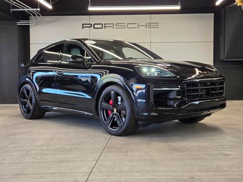 Certified 2025 Porsche Cayenne GTS AWD/4WD image 30