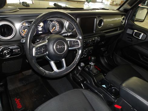 Used 2022 Jeep Gladiator Overland w/ Cold Weather Group AWD/4WD image 9
