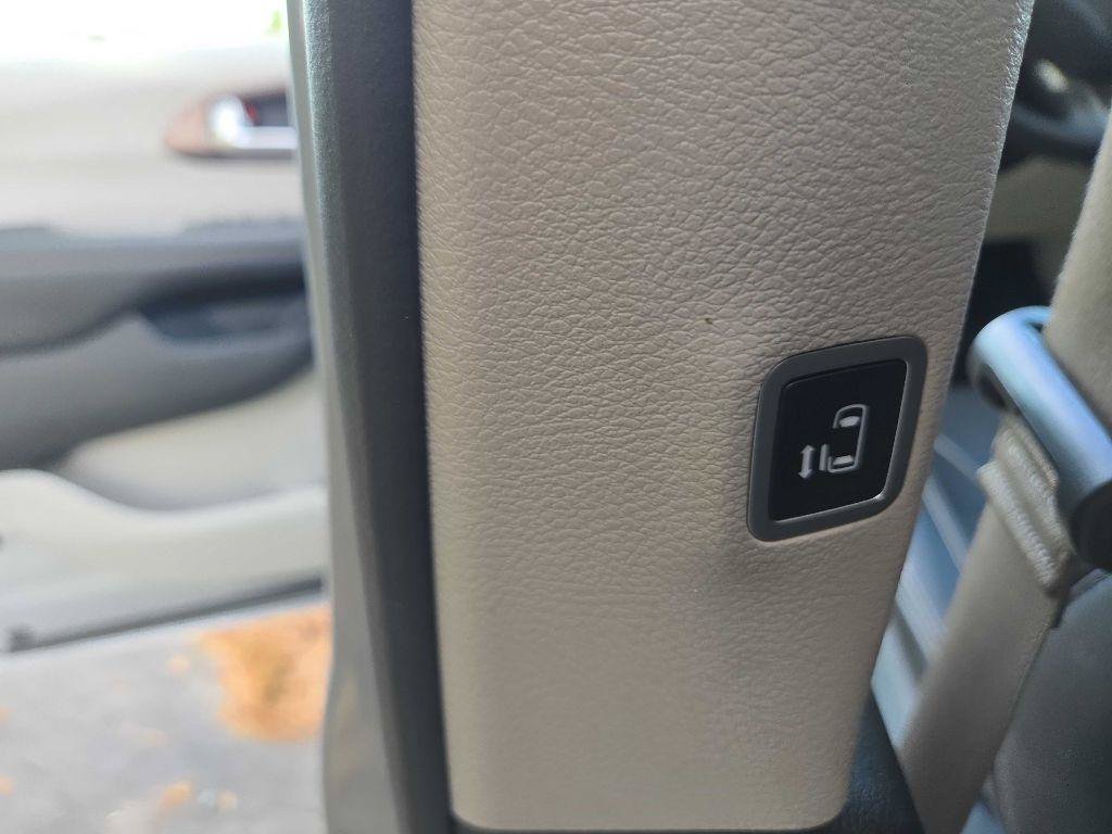 Used 2020 Chrysler Voyager Lxi FWD image 25