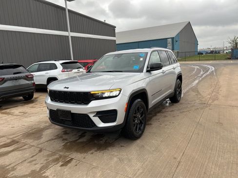 Used 2024 Jeep Grand Cherokee Altitude image 1