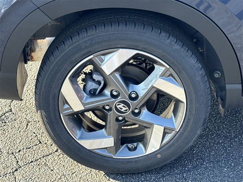 Used 2025 Hyundai Venue Limited image 17