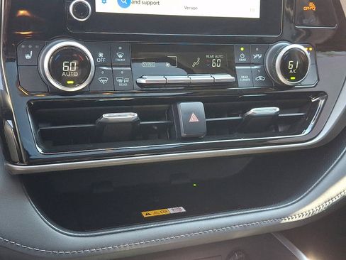 Used 2023 Toyota Highlander XLE FWD image 18