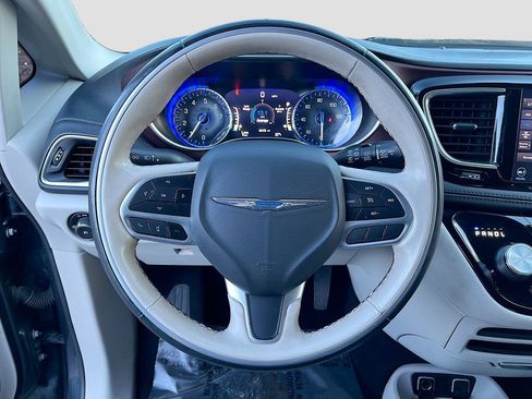 Used 2020 Chrysler Pacifica Limited FWD image 10