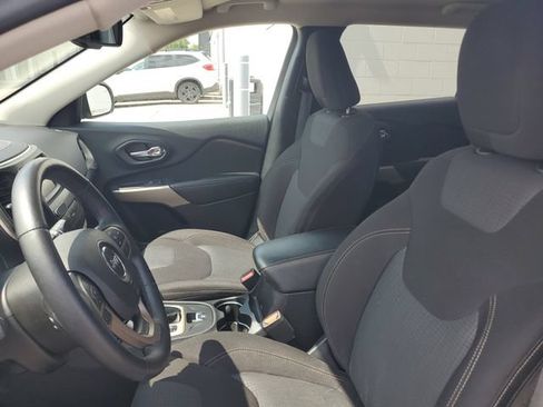 Used 2017 Jeep Cherokee Latitude w/ Comfort/Convenience Group FWD image 11