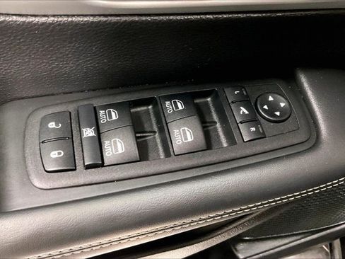 Used 2025 Chrysler Pacifica Limited FWD image 40