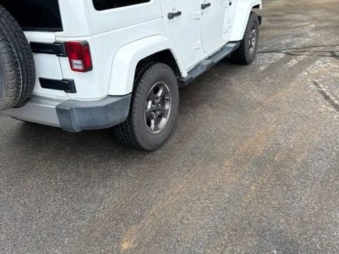 Used 2018 Jeep Wrangler Unlimited Sahara AWD/4WD image 4