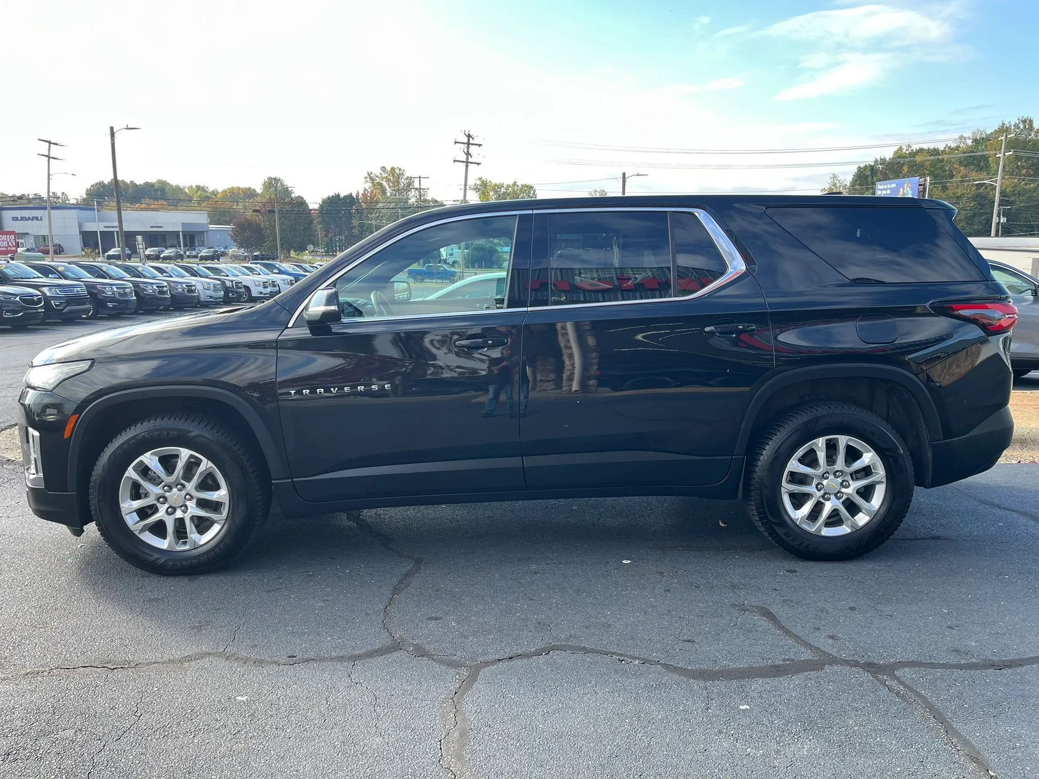 Used 2022 Chevrolet Traverse LS FWD image 4