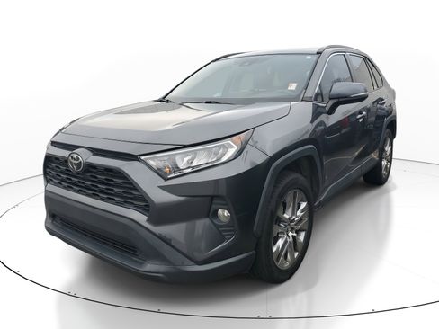 Used 2020 Toyota RAV4 XLE Premium image 3