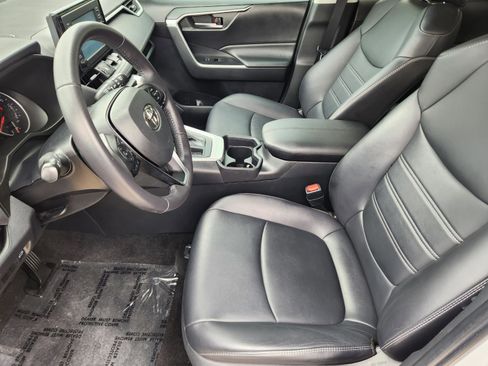 Used 2019 Toyota RAV4 XLE Premium FWD image 5