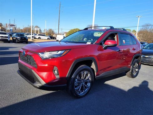 Used 2022 Toyota RAV4 XLE Premium image 3