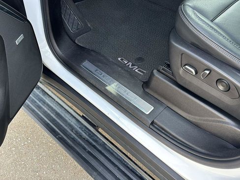 Used 2023 GMC Yukon XL Denali image 15