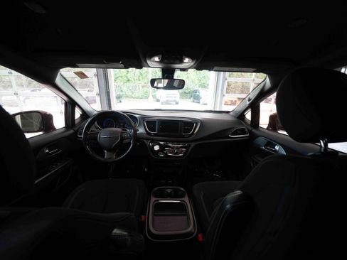 Used 2020 Chrysler Pacifica Touring w/ S Appearance Package FWD image 19