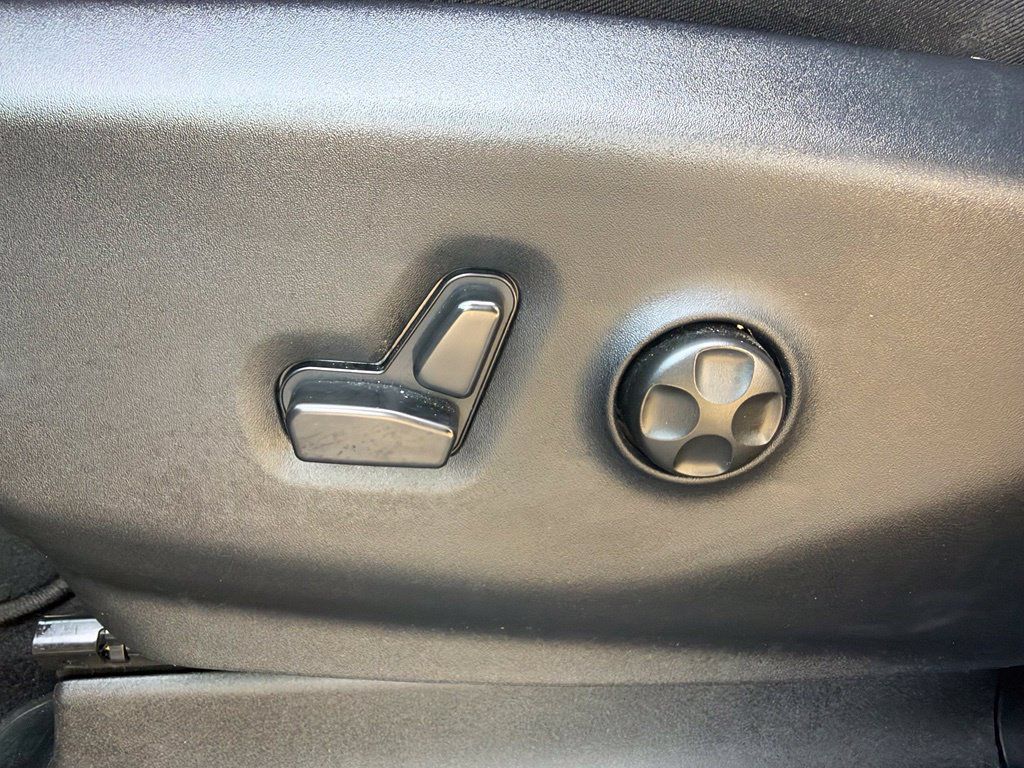 Used 2025 Chrysler Pacifica Select FWD image 23