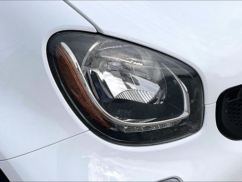 Used 2016 smart fortwo passion RWD image 25