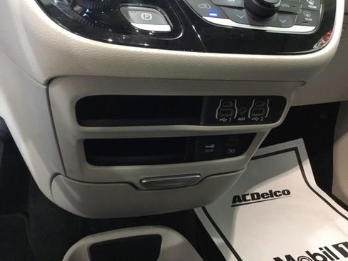 Used 2022 Chrysler Pacifica Touring-L image 36