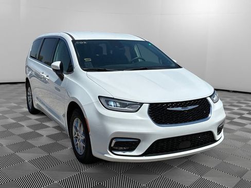 Used 2023 Chrysler Pacifica Touring-L FWD image 7