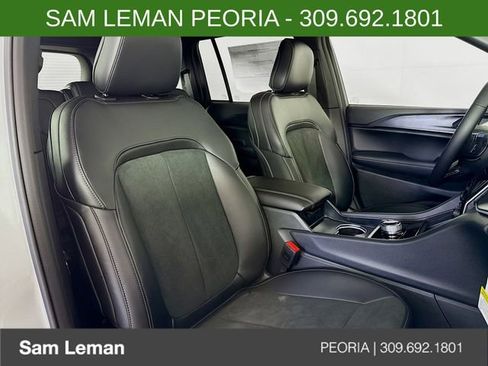 New 2025 Jeep Grand Cherokee Altitude image 28