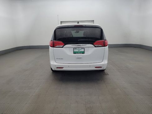 Used 2021 Chrysler Voyager LX FWD image 6