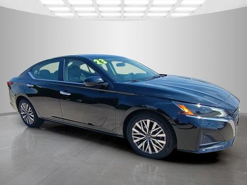 Used 2023 Nissan Altima 2.5 SV FWD image 2