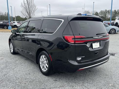 Used 2023 Chrysler Pacifica Touring-L image 5
