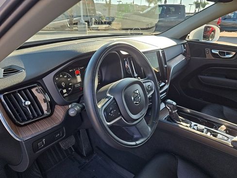 Used 2021 Volvo XC60 T5 Momentum w/ Premium Package image 17