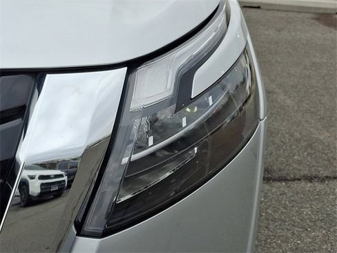 Used 2024 Nissan Pathfinder S image 9