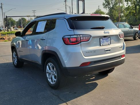 Used 2024 Jeep Compass Latitude AWD/4WD image 3