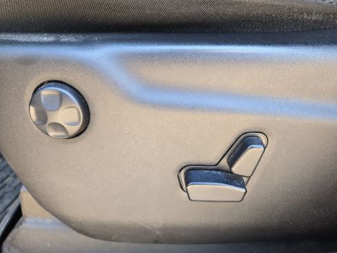 Used 2019 Jeep Grand Cherokee Altitude RWD image 16